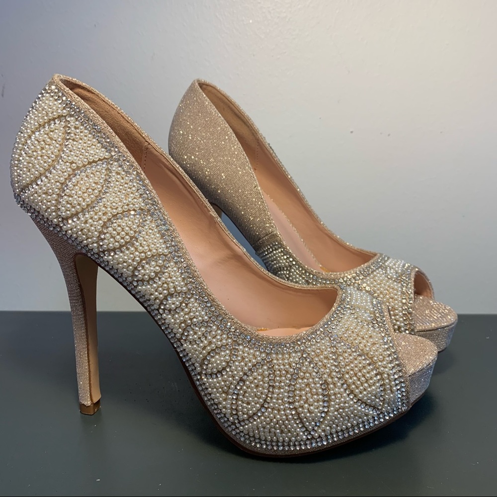 Open-toe, champagne and pearl pump